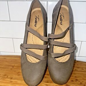 Trotters Women’s Della Ballet Flat Shoes Grey 8.5 US